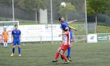 Curr�s pelea un bal�n a�reo en la trabada disputa que se celebr� en Os Carr�s. 