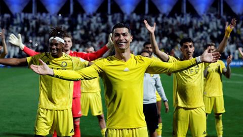 Cristiano Ronaldo celebra, junto a sus compa&ntilde;eros, una victoria del Al-Nassr.