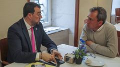 El presidente del Principado, Adri�n Barb�n (i) y el coordinador general de IU y consejero de Ordenaci�n del territorio, Vivienda y Derechos Ciudadanos de Asturias, Ovidio Zapico (d)
