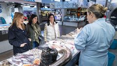 Cristina Sanz, diputada y concejala; la portavoz del PP lucense, Elena Candia, y Paula Prado, nmero dos del PPdeG en la plaza de Abastos de Lugo.