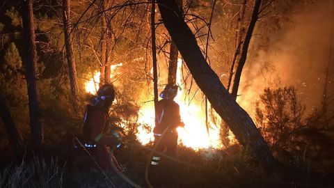 Efectivos de la Unidad Militar de Emergencia luchan contra el fuego en  Gudia