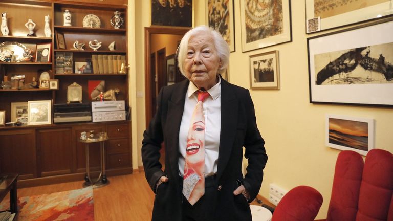 Mar�a Xos� Queiz�n, fotografada na s�a vivenda das Travesas, en Vigo