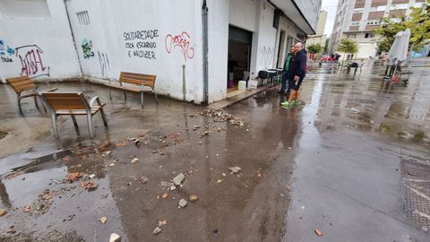 Vecinos de la calle Fernando Olmedo, en Pontevedra, contemplan los efectos del temporal de lluvia que inund�  garajes y bajos esta pasada noche
