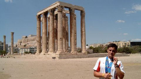 El campe�n gallego posa con sus dos medallas conquistadas en Atenas en el �gora de la capital griega. 