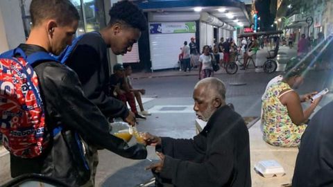 Voluntarios, repartiendo comida entre vagabundos de La Habana Vieja