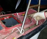 <span lang= es-es >Doble fondo con 82 kilos de percebe escondidos</span>. Uno de los �ltimos operativos realizado en Agui�o por personal de la delegaci�n de Gardacostas en Ribeira permiti� descubrir 82 kilos de percebe en el doble fondo de una embarcaci�n (imagen) que se abr�a con un mecanismo interno que se activaba tirando de una cadena met�lica.