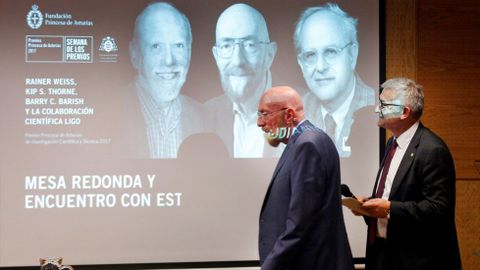 Kip S. Thorne (i) acompa�ado del rector de la universidad de Oviedo, Santiago Garcia (d), uno de los galardonados con el Premio Princesa de Asturias de Investigaci�n Cient�fica y T�cnica por la detecci�n, junto con la Colaboraci�n Cient�fica LIGO, de las ondas gravitacionales, ondulaciones del espacio-tiempo anticipadas por Albert Einstein, al inicio del acto en la Facultad de Ciencias de Oviedo. 