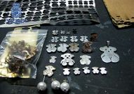 <span lang= es-es >De 50 a 100 euros en las joyer�as</span>. La red contaba en C�rdoba con tres talleres que cortaban las chapas a la medida de los dise�os de Tous, como un osito que en las joyer�as se cotiza entre 50 y 100 euros, seg�n est� impreso en esclavas, pulseras o pendientes.