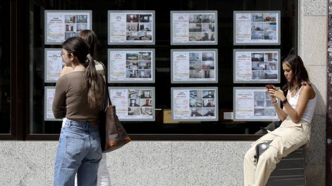 Estudiantes esperando cola frente a una inmobiliaria de Santiago