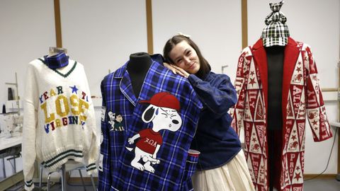 Anta Lameiro, en el cubo de la Facultade de Belas Artes, con varias piezas de los estilismos de su coleccin Year to lose virginity, que se llev el premio a la propuesta con mayor valor artesanal