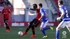 Viti Rozada Omar Ramos Lago Junior Mallorca Real Oviedo Carlos Tartiere.Omar Ramos y Viti persiguen a Lago Junior