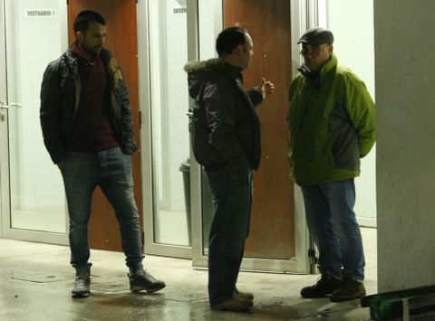 Murado y su ayudante, Juan Di�guez, ayer, en la puerta de los vestuarios del Luis Bodegas. 
