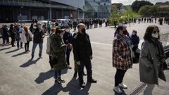 Colas para acceder al recinto de Expocoru�a, uno de los centros de la vacunaci�n masiva