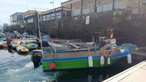 Una de las embarcaciones de bajura al regresar a su base en el puerto de Sanxenxo