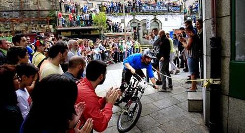 Los deportistas hicieron un vertiginoso descenso de tres kil�metros, en minuto y medio. 