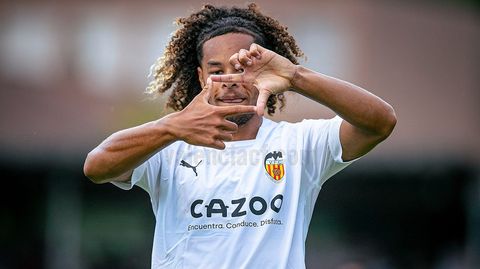 Koba Koindredi celebra un gol con el Valencia esta misma pretemporada