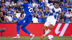Yeremay controla el bal�n delante de Mojica en la visita del Deportivo al Getafe.