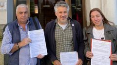 Los representantes de los sindicatos firmantes del acuerdo, ante la oficina de la Valedora do Pobo. De izquierda a derecha: Julio D�az (ANPE), Borja Campos (CC.OO.) y Sandra Montero (UGT-SP)