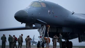 Personal militar estadounidense, ante un bombardero B1 B, en la base brit&aacute;nica de Fairford.  