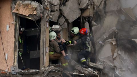 Superviviente del bombardeo ruso a un edifico de viviendas en Dnipr�.