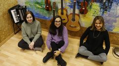 Ver�nica Louzao, Leticia Falc�n y Mercedes Nogueira dirigen los centros de Santiago, Ames y Teo (en la foto). Entre las tres escuelas de m�sica tienen cerca de 400 alumnos en este momento. Aunque no hicieron hasta ahora una celebraci�n de las bodas de plata, su idea es juntar a los profesores, padres y alumnos en un encuentro, cuando la pandemia lo permita.