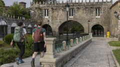 Peregrinos pasan por delante del Pazo de Cot�n, en Negreira, del siglo XII, recientemente comprado para rehabilitarlo como hospedaje de lujo