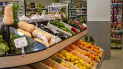 Mostradores de frutas y verduras en un supermercado