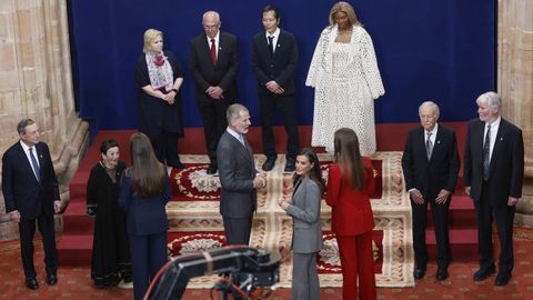 Los reyes Felipe VI y Letizia junto a la princesa Leonor (3i) y la infanta Sof�a (3d) junto a los galardonados con los �Premios Princesa de Asturias 2025�, este viernes en la capital asturiana, horas antes de la ceremonia de entrega de los Galardones