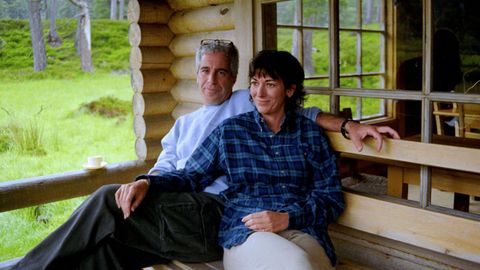 Imagen de Ghislaine Maxwell y Jeffrey Epstein difundida por el Departamento de Justicia de EE. UU. dentro de una nueva publicaci�n de documentos de la investigaci�n