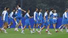 Los futbolistas del Deportivo saltan al campo para acometer un entrenamiento en el D&eacute;por Training Center