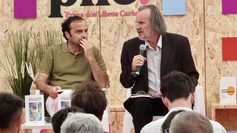 Ramón Vilar e Fernán Vello, na presentación do libro en Carballo