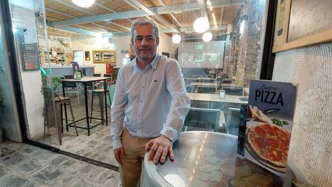 Jos� Fern�ndez, en El Colonial de Jose, el bar que se vio obligado a cerrar durante unos d�as en agosto por orden del Concello de Ribadeo