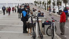 Un polic�a local de Gij�n patrullas en el paseo de la playa de San Lorenzo de Gij�n