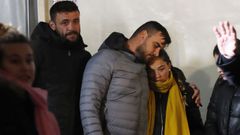 Imagen de archivo de los padres de Julen Rosell�, Jos� y Victoria, durante los trabajos de rescate del peque�o en el pozo de una finca en el municipio malague�o de Total�n. El due�o del terreno donde se produjo el fatal desenalce, David Serrano -a la izquierda-, acept� una condena por un delito de homicidio por imprudencia grave y evit� as� el juicio por estos hechos 