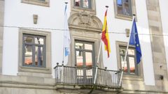 El escudo de la Audiencia provincial que preside la fachada principal