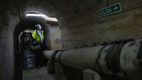 Manuel Varela observa la presa desde el interior de la galer&iacute;a de drenaje.
