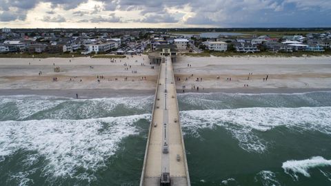 Vista del muelle de pesca de Johnny Mercer sobre la costa en el Oc�ano Atl�ntico, a la espera del hurac�n Florence