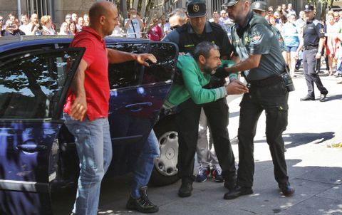 Instante en el que David Oubel sale del coche para entrar en el juzgado de Caldas. 