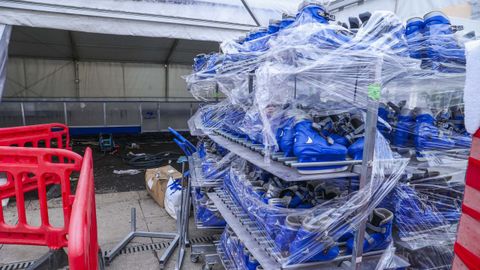 Preparativos previos a la apertura de la pista de patinaje sobre hielo de Vimianzo