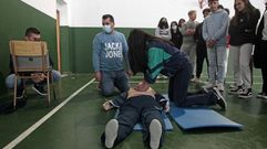 Una estudiante del Colexio Ferroviario de Monforte, durante las prcticas de reanimacin con el maniqu que mide todos los parmetros