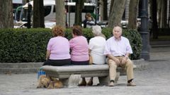 Imagen de archivo de varias personas mayores en un parque