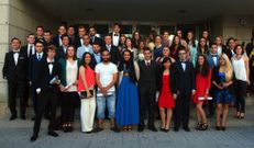 Alumnos de 2� de bachillerato de los institutos de Elvi�a (a la derecha de la imagen el profesor Henrique Tello), Fernando Wirtz Su�rez, Francisco Aguiar de Betanzos y del Salvador de Madariaga, el Masculino, durante sus respectivas fiestas de graduaci�n y a unos d�as de enfrentarse a la prueba de selectividad. 