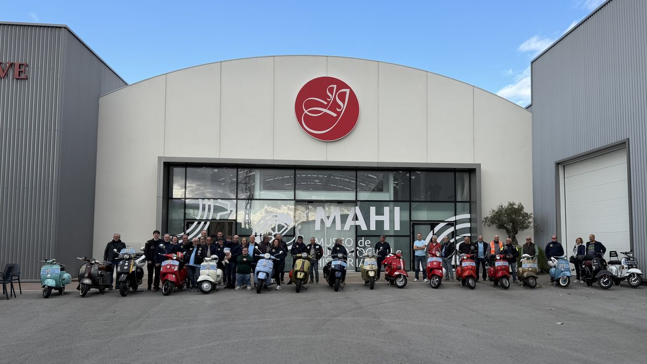El Vespa Club Rías Altas visita el Museo de Automoción