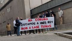 Agentes de la Polic�a Local de A Coru�a protestaron ante la sede del PSOE para reclamar mejoras laborales, portando una pancarta contra el concejal Lage Tu�as