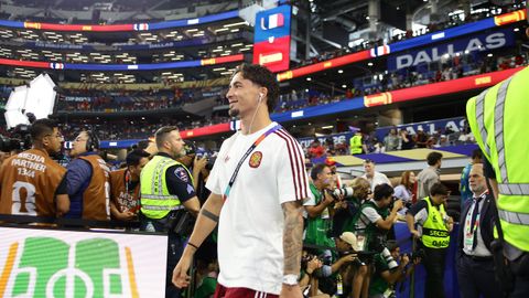 Yeremy Pino, delantero de la selecci�n espa�ola, entrando al terreno de juego momentos antes del partido entre Francia y Espa�a.