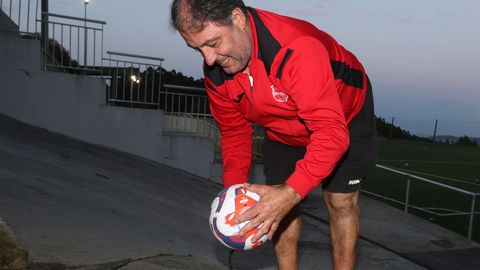 El directivo Domingo González revisa el estado de los balones.
