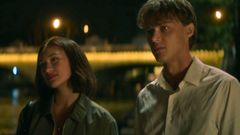 Belly (Lola Tung) y Conrad (Conrad Fisher), en una escena de �El verano en que me enamor�