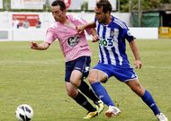 Rub�n Dur�n trata de eludir el marcaje de un jugador de la Ponferradina.