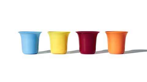 Marc Newson x Zara 50 Aniversario. Set de Vasos de Vidrio Esmaltado. Vasos de vidrio con colores saturados y formas puras, realizados artesanalmente en La Granja, una histórica cristalería española. Con un acabado brillante y opaco, están disponibles en sets de colores sólidos y tres tamaños. Vinculan el diseño industrial con técnicas tradicionales.
