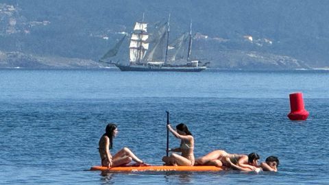 El Atlantis pudo ser visto desde la playa de San Francisco, en Louro.